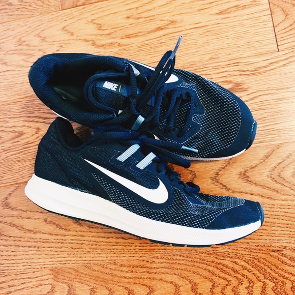 NIKE Running Shoes - Picture 1 of 4